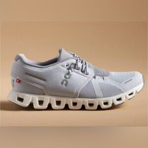 Size 9. On Running Wome's Cloud  6 Sneaker in Light Gray and White